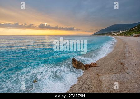 Albania, provincia di Valona, Dhermi, località balneare sulla riviera albanese, tramonto sulla spiaggia di Dhermi (Plazhi i Dhërmiut) Foto Stock