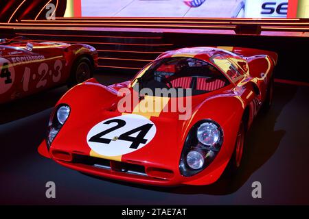 Scarperia, Mugello - 28 ottobre 2023: Ferrari 330 P4 in mostra durante le finali mondiali Ferrari 2023 sul circuito del Mugello in Italia. Foto Stock