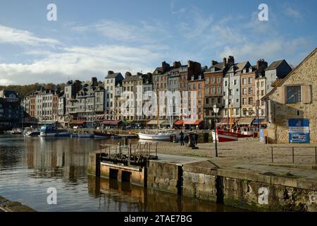 La città di Honfleur, alla foce della Senna, nella regione di Calvados, nel nord della Francia. Un piccolo porto in Normandia, intatto nella seconda guerra mondiale. Foto Stock