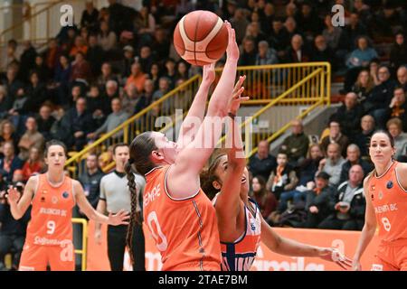 Duello sotto la canestro durante Beretta Famila Schio vs Valencia Basket, Basketball Euroleague Women Match a Schio (vi), Italia, novembre 29 2023 Foto Stock