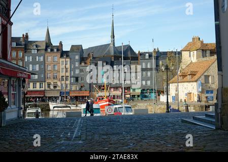 La città di Honfleur, alla foce della Senna, nella regione di Calvados, nel nord della Francia. Un piccolo porto in Normandia, intatto nella seconda guerra mondiale. Foto Stock