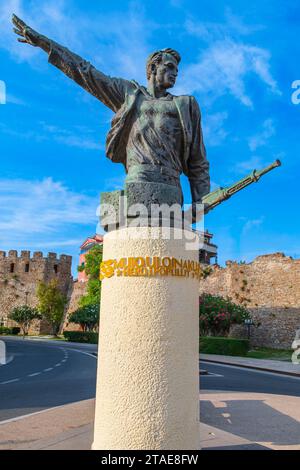 Albania, Durazzo, monumento in omaggio a Mujo Ulqinaku, eroe del popolo, uno dei primi combattenti della resistenza armata contro l’occupazione italiana nel 1939 Foto Stock