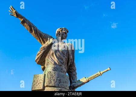 Albania, Durazzo, monumento in omaggio a Mujo Ulqinaku, eroe del popolo, uno dei primi combattenti della resistenza armata contro l’occupazione italiana nel 1939 Foto Stock