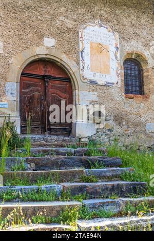 Francia, Hautes-Alpes, valle della Clarée, Névache, villaggio di Plampinet, meridiana sopra l'ingresso della chiesa di Saint-Sébastien del XVI secolo Foto Stock