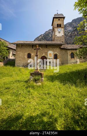 Francia, Hautes-Alpes, valle della Clarée, Névache, villaggio di Plampinet, chiesa di Saint-Sébastien del XVI secolo Foto Stock