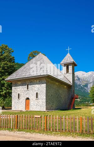 Albania, provincia di Shkoder, Parco Nazionale di Theth nel cuore delle Alpi albanesi, Theth, chiesa cattolica costruita nel 1892 e restaurata nel 2006 Foto Stock