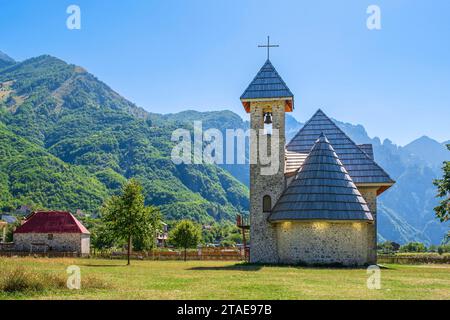 Albania, provincia di Shkoder, Parco Nazionale di Theth nel cuore delle Alpi albanesi, Theth, chiesa cattolica costruita nel 1892 e restaurata nel 2006 Foto Stock