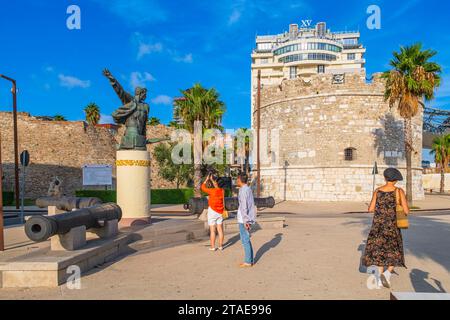 Albania, Durazzo, torre veneziana del XV secolo e monumento in omaggio a Mujo Ulqinaku, eroe del popolo, uno dei primi combattenti della resistenza armata contro l'occupazione italiana nel 1939 Foto Stock