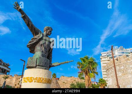 Albania, Durazzo, monumento in omaggio a Mujo Ulqinaku, eroe del popolo, uno dei primi combattenti della resistenza armata contro l’occupazione italiana nel 1939 Foto Stock