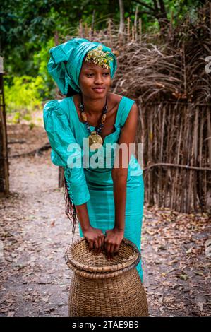 Senegal, Casamance, Cap Skirring area, Diola donna con abiti tradizionali Foto Stock