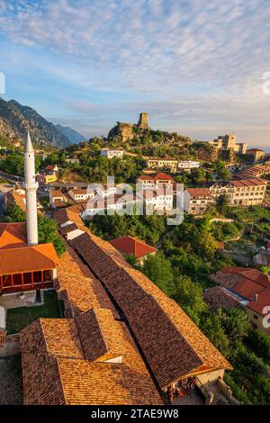 Albania, provincia di Durazzo, Kruje, l'antica città medievale dominata dal castello del V secolo, la Moschea Bazaar o la Moschea Murad Bey (1533) in primo piano Foto Stock