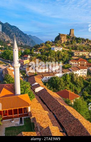 Albania, provincia di Durazzo, Kruje, l'antica città medievale dominata dal castello del V secolo, la Moschea Bazaar o la Moschea Murad Bey (1533) in primo piano Foto Stock