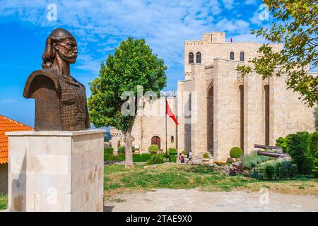 Albania, provincia di Durazzo, Kruje, il castello del V secolo, il Museo Nazionale di Skanderbeg e la statua di Tanush Topia (?-1467), nobile albanese e uno dei più stretti collaboratori di Skanderbeg Foto Stock