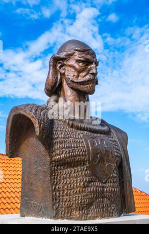 Albania, provincia di Durazzo, Kruje, il castello del V secolo, la statua di Tanush Topia (?-1467), nobile albanese e uno dei più stretti collaboratori di Skanderbeg Foto Stock