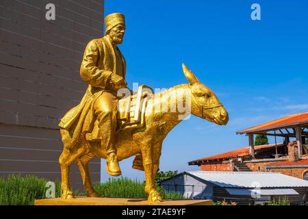Albania, provincia di Durazzo, Kruje, statua di un derviscio Bektashi Foto Stock