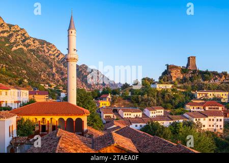 Albania, provincia di Durazzo, Kruje, l'antica città medievale dominata dal castello del V secolo, la Moschea Bazaar o la Moschea Murad Bey (1533) in primo piano Foto Stock