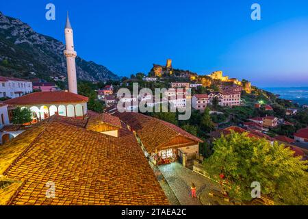 Albania, provincia di Durazzo, Kruje, l'antica città medievale dominata dal castello del V secolo, la Moschea Bazaar o la Moschea Murad Bey (1533) in primo piano Foto Stock