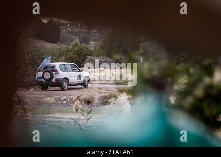 Nicosia, Nicosia, Cipro. 30 novembre 2023. Un veicolo un è visibile all'interno della zona cuscinetto. L'esercito turco ha installato due giorni fa una macchina fotografica e le bandiere della Turchia e della cosiddetta "Repubblica turca di Cipro del Nord" sul tetto di una casa abbandonata, nota come "casa di Christalla", all'interno della zona cuscinetto delle Nazioni Unite, che ufficialmente è il territorio della Repubblica di Cipro, concesso volontariamente alle Nazioni Unite per motivi di mantenimento della pace. Poiché questo atto è un'infrazione dello status quo della zona cuscinetto, la Repubblica di Cipro ha chiesto alle truppe dell'ONU di agire di conseguenza e di invertire questa azione e rimuovere la telecamera e l'fla Foto Stock