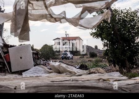 Nicosia, Nicosia, Cipro. 30 novembre 2023. La "casa di Christalla" e un veicolo delle Nazioni Unite sono visibili all'interno della zona cuscinetto. L'esercito turco ha installato due giorni fa una macchina fotografica e le bandiere della Turchia e della cosiddetta "Repubblica turca di Cipro del Nord" sul tetto di una casa abbandonata, nota come "casa di Christalla", all'interno della zona cuscinetto delle Nazioni Unite, che ufficialmente è il territorio della Repubblica di Cipro, concesso volontariamente alle Nazioni Unite per motivi di mantenimento della pace. Dato che tale atto è in contrasto con lo status quo della zona cuscinetto, la Repubblica di Cipro ha chiesto alle truppe dell'ONU di agire di conseguenza e di invertire questa azione Foto Stock