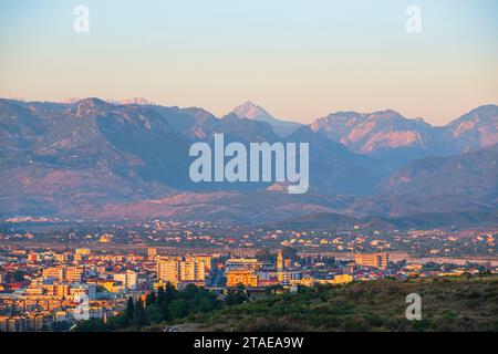 Albania, Shkoder, vista panoramica sulla città dal castello di Rozafa Foto Stock