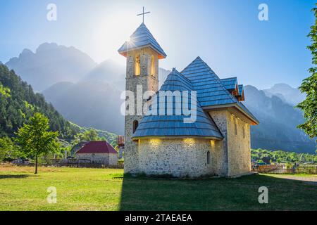 Albania, provincia di Shkoder, Parco Nazionale di Theth nel cuore delle Alpi albanesi, Theth, chiesa cattolica costruita nel 1892 e restaurata nel 2006 Foto Stock