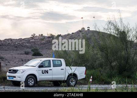 Nicosia, Nicosia, Cipro. 30 novembre 2023. Un veicolo delle Nazioni Unite è visto all'interno della zona cuscinetto con un avamposto dell'esercito turco sullo sfondo.l'esercito turco ha installato due giorni fa una telecamera e le bandiere della Turchia e della cosiddetta "Repubblica turca di Cipro del Nord" sul tetto di una casa abbandonata, nota come "casa di Christalla", all'interno della zona cuscinetto delle Nazioni Unite, che ufficialmente è il territorio della Repubblica di Cipro, concessa volontariamente alle Nazioni Unite per motivi di mantenimento della pace. Poiché questo atto è un'infrazione dello status quo della zona cuscinetto, la Repubblica di Cipro ha chiesto alle truppe delle Nazioni Unite di agire di conseguenza e di tornare indietro Foto Stock