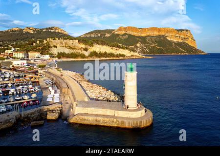 Francia, Bouches du Rhone, Cassis, l'ingresso del porto e il castello di Cassis del XIII secolo sovrastano il porto della città, il Cap Canaille sullo sfondo (vista aerea) Foto Stock