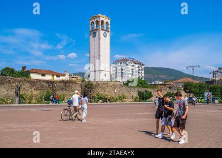 Albania, Elbasan, bastioni della cittadella medievale e della Torre dell'Orologio Foto Stock