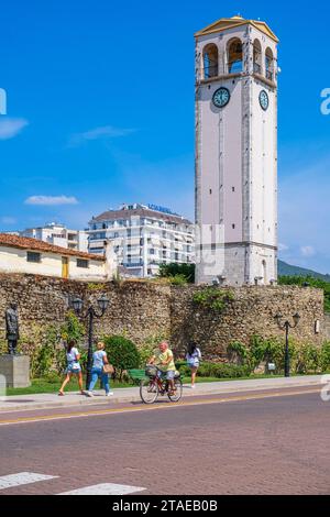 Albania, Elbasan, bastioni della cittadella medievale e della Torre dell'Orologio Foto Stock