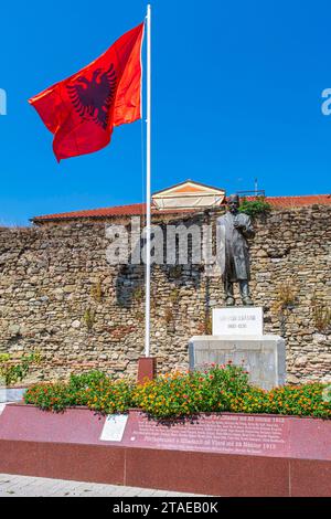 Albania, Elbasan, bastioni della cittadella medievale, statua di Aqif Pasha (1860-1926), una figura politica albanese ottomana, attivista per la causa nazionale albanese Foto Stock