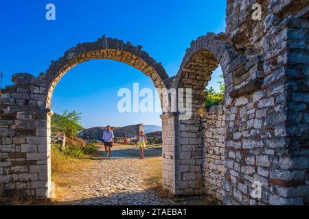 Albania, Berat, centro storico dichiarato Patrimonio dell'Umanità dall'UNESCO, la cittadella in parte costruita nel XIII secolo Foto Stock