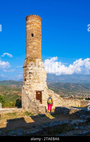 Albania, Berat, centro storico dichiarato Patrimonio dell'Umanità dall'UNESCO, la cittadella parzialmente costruita nel XIII secolo e le rovine della Moschea Rossa Foto Stock