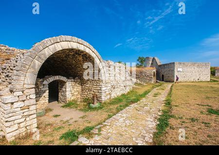 Albania, Berat, centro storico dichiarato Patrimonio dell'Umanità dall'UNESCO, la cittadella in parte costruita nel XIII secolo Foto Stock