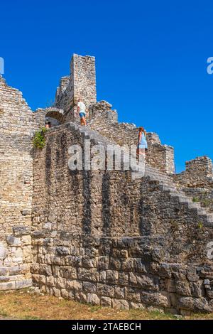 Albania, Berat, centro storico dichiarato Patrimonio dell'Umanità dall'UNESCO, la cittadella in parte costruita nel XIII secolo Foto Stock