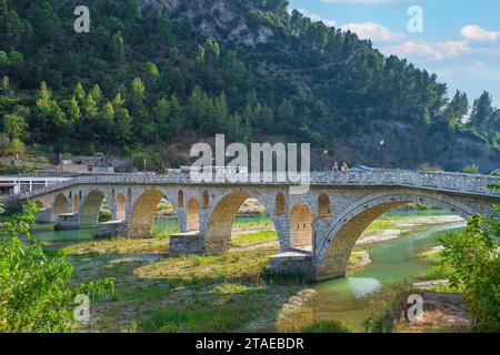 Albania, Berat, Gorica ponte sul fiume Osum, uno dei più antichi ponti ottomani in Albania, collega i due quartieri storici di Mangalem e Gorica Foto Stock