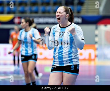 Malena cavo dall'Argentina (17) festeggia durante la partita IHF World Womens Handball Championship tra Paesi Bassi e Argentina nel gruppo preliminare G in Arena Nord a Frederikshavn, Danimarca, giovedì 30 novembre 2023. Foto Stock