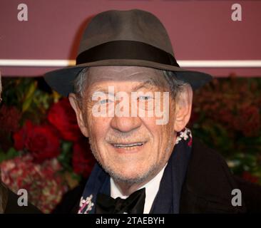 Sir Ian McKellen partecipa al 65° Evening Standard Theatre Awards al London Coliseum di Londra, Inghilterra. Foto Stock