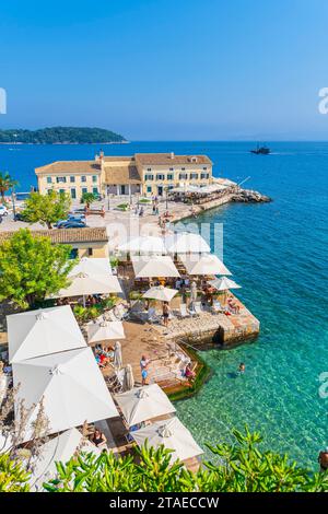 Grecia, Isole Ionie, isola di Corfù, città di Corfù (o Kerkyra), la città vecchia dichiarata Patrimonio dell'Umanità dall'UNESCO, panorama dalla cima dell'antica fortezza veneziana, l'ex porto di Faliraki e la spiaggia Foto Stock