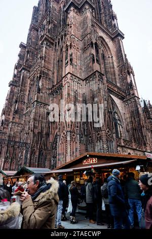 Francia, Bas Rhin, Strasburgo, centro storico dichiarato Patrimonio dell'Umanità dall'UNESCO, Piazza della Cattedrale, mercato di Natale (Christkindelsmarik) ai piedi della Cattedrale di Notre Dame Foto Stock