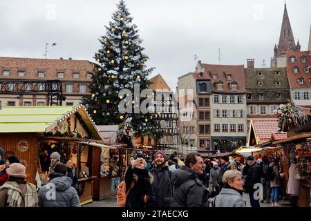 Francia, Bas Rhin, Strasburgo, centro storico dichiarato Patrimonio dell'Umanità dall'UNESCO, il grande albero di Natale in Place Kléber, il mercato di Natale (Christkindelsmarik) Foto Stock