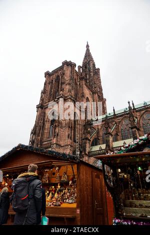 Francia, Bas Rhin, Strasburgo, centro storico dichiarato Patrimonio dell'Umanità dall'UNESCO, Piazza della Cattedrale, mercato di Natale (Christkindelsmarik) ai piedi della Cattedrale di Notre Dame Foto Stock