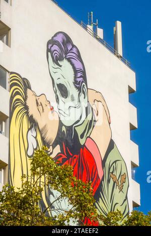 Francia, Parigi, murale su una facciata dell'edificio intitolata Love Won't Tear Us appart dell'artista Dface Place Pinel Foto Stock