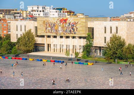 Albania, Tirana, Piazza Skanderbeg, Museo storico Nazionale fondato nel 1981, mosaico degli albanesi ispirato al realismo socialista e che rappresenta la storia del popolo albanese dall'Impero Romano all'era comunista, guidato dalla figura femminile centrale della madrepatria Foto Stock