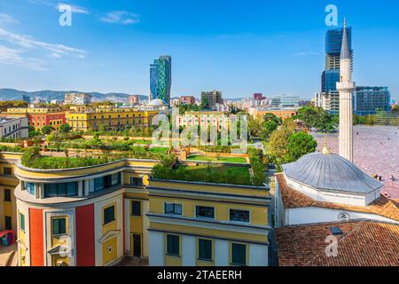 Albania, Tirana, panorama dalla cima della Torre dell'Orologio, vista sugli edifici ministeriali e sulla moschea et'hem Bey Foto Stock