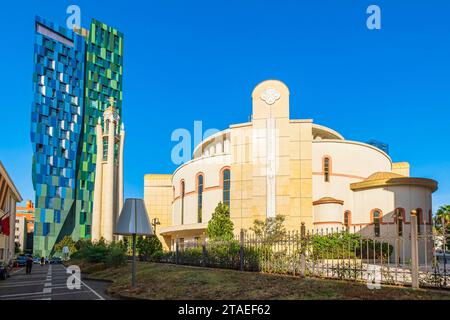 Albania, Tirana, la Resurrezione di Cristo ortodosso e la TORRE ALBAN TIRANA (ATTI) costruita dallo studio di architettura Archea associati sullo sfondo Foto Stock