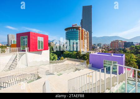 Albania, Tirana, la Piramide, un ex mausoleo brutalista costruito nel 1988 per celebrare il dittatore comunista Enver Hoxha, trasformato dallo studio di architettura MVRDV in un centro di formazione municipale per le nuove tecnologie Foto Stock