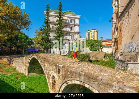 Albania, Tirana, Ponte dei conciatori (Ura e Tabakëve), ponte pedonale in pietra del XVIII secolo dell'epoca ottomana Foto Stock