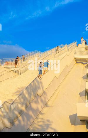 Albania, Tirana, la Piramide, un ex mausoleo brutalista costruito nel 1988 per celebrare il dittatore comunista Enver Hoxha, trasformato dallo studio di architettura MVRDV in un centro di formazione municipale per le nuove tecnologie Foto Stock