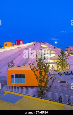 Albania, Tirana, la Piramide, un ex mausoleo brutalista costruito nel 1988 per celebrare il dittatore comunista Enver Hoxha, trasformato dallo studio di architettura MVRDV in un centro di formazione municipale per le nuove tecnologie Foto Stock