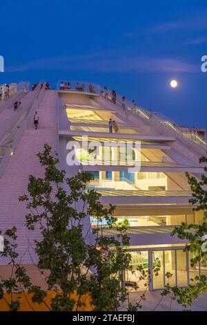 Albania, Tirana, la Piramide, un ex mausoleo brutalista costruito nel 1988 per celebrare il dittatore comunista Enver Hoxha, trasformato dallo studio di architettura MVRDV in un centro di formazione municipale per le nuove tecnologie Foto Stock